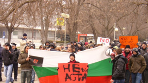 Младите с маски срещу АСТА