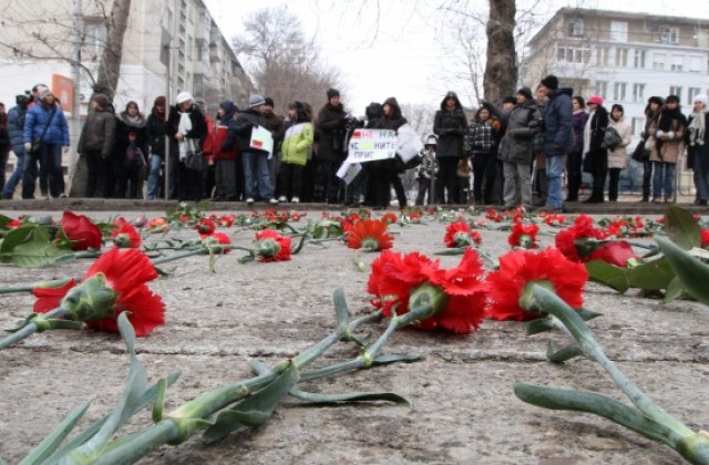 Десетки почетоха паметта на 12-годишната Ники