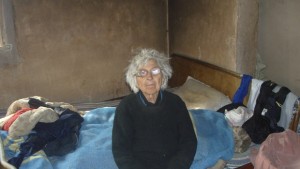 Бивш депутат плати дълга на старица