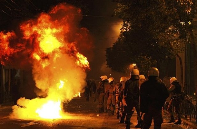 100 000 протестиращи в Атина, десетки подпалени сгради