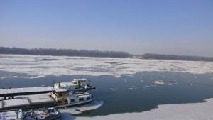 Дунав продължава да замръзва