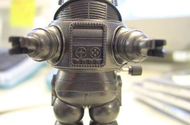 Робот развлича домашен любимец