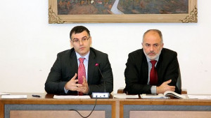 Вдигат заплатите на чиновниците догодина пенсиите ако е възможно