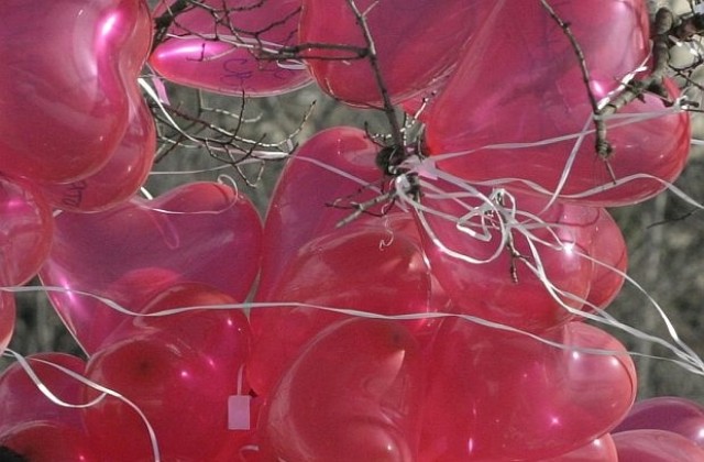 Червени балони с предизвикателства и презервативи за Деня на влюбените