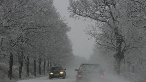 Заради обилния сняг поддържат пътищата в Силистренско тази нощ