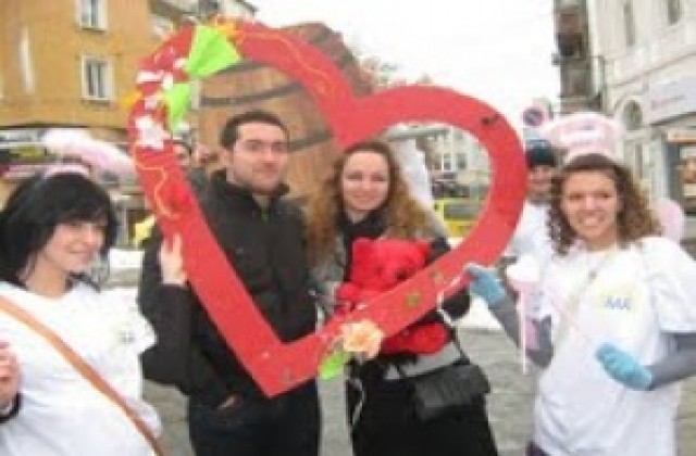 Доброволци отбелязват Св. Валентин с провокативни акции