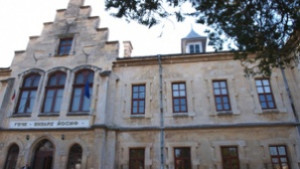 Абитуриентки с обща изложба в Езиковата