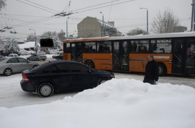 Девет рейса от градския транспорт не се движат, работи само един тролей