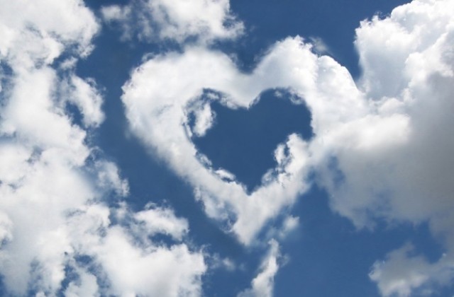 Окичват с валентинки Дървото на влюбените