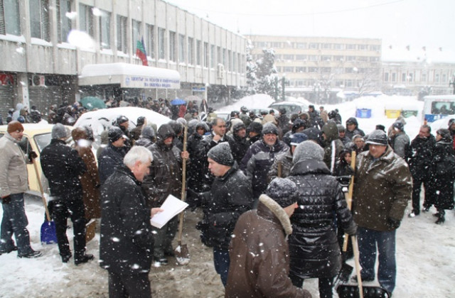 Администрациите в Северозапада се заеха със снега
