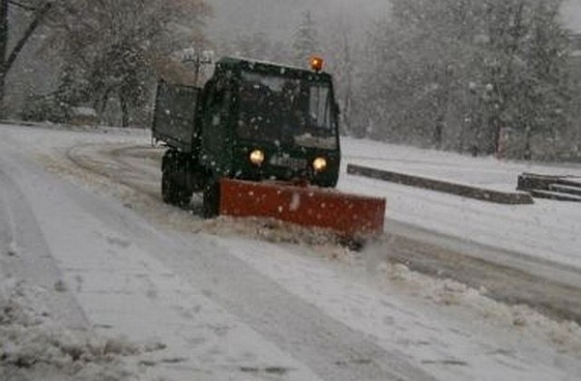 8 снегорина  и над 70 работници  чистят Благоевград от снега