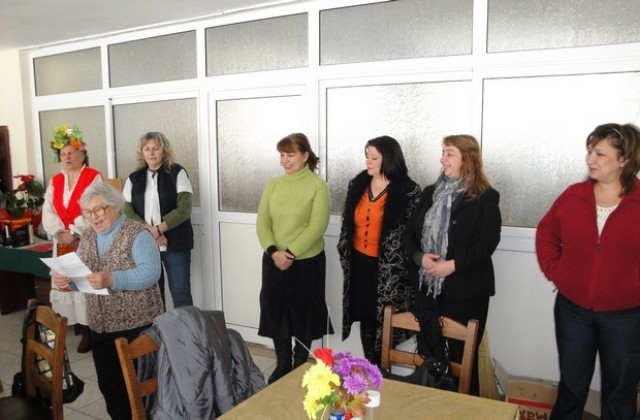 Подпомогнаха Дневния център за възрастни хора