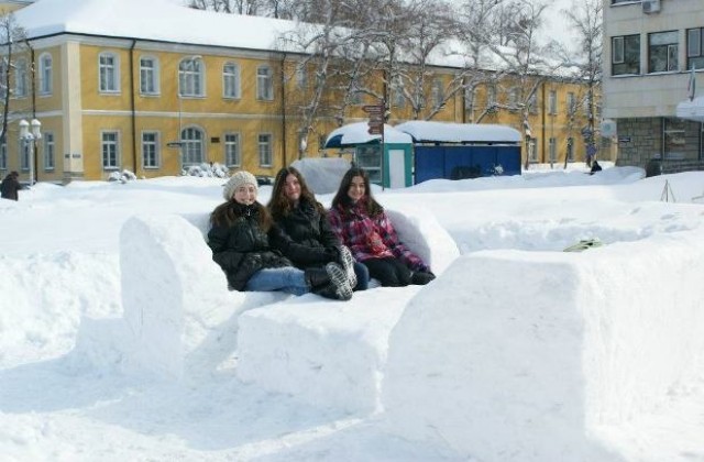 Мебели от сняг в Габрово