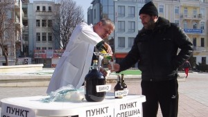 Зевзек почерпи с вино и коняк в студа