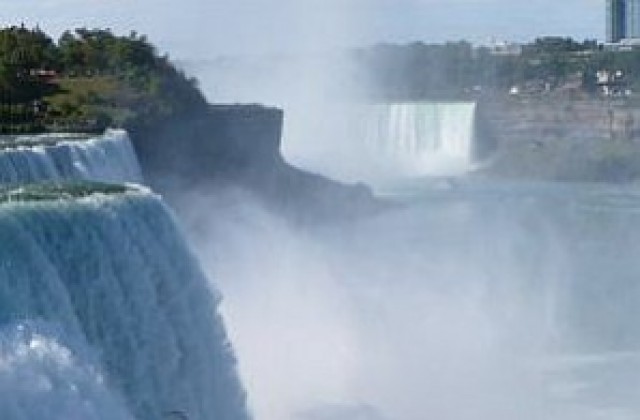 Каскадьор прекосява Ниагарския водопад по метално въже