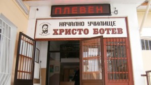 Деца от НУ Христо Ботев участват във възстановка в памет