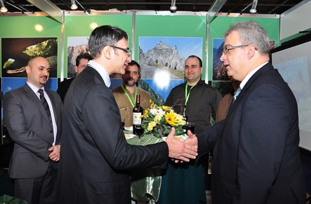 Министър Трайков посети врачанския щанд на туристическото изложение