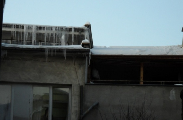 Внимавайте - опасни ледени висулки!