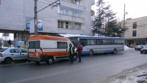 Заради леда 10годишно дете попадна под гуми на автобус