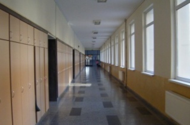 Глобиха училищен директор заради студени класни стаи