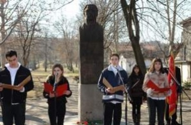 Почетен караул, панихида и поклонение за Левски в Димитровград