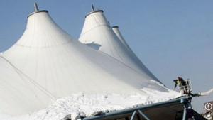 Снегът срутил част от шатрата пред Централна гара в София