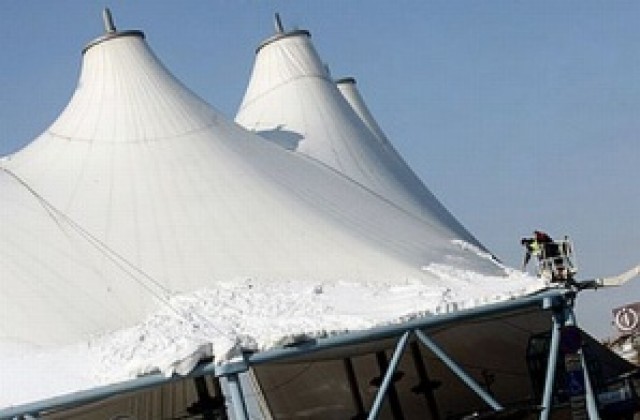 Снегът срутил част от шатрата пред Централна гара в София