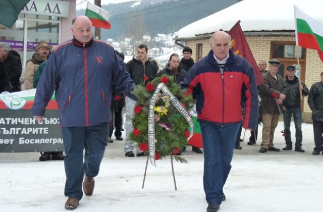 Представители на Мездра почетоха Апостола в Босилеград