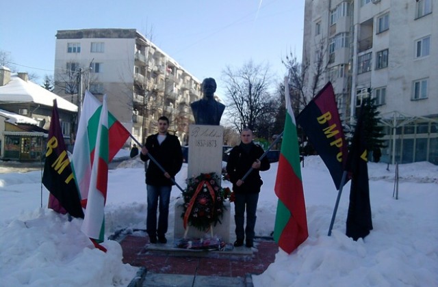 Почетна стража пред паметника на Васил Левски