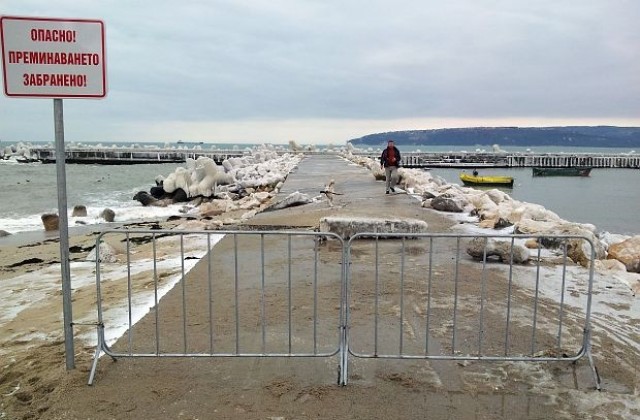 Морската буря по Черноморието пробила брегозащитна буна край Каварна