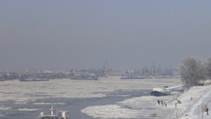 Спират движението по Дунав мост при струпване на ледени блокове