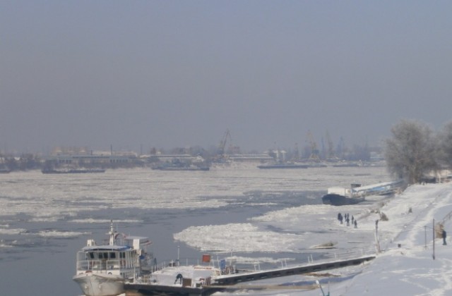 Спират движението по Дунав мост при струпване на ледени блокове