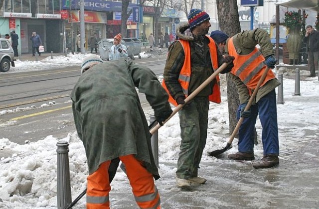 Откъртена снежна маса счупи черепа на мъж в центъра на София