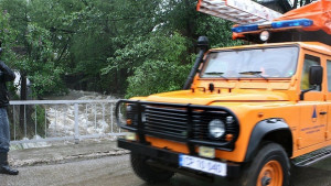 Спасителни дейности отводняват мазета и помагат при транспортиране на болен