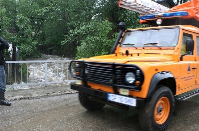 Спасителни дейности отводняват мазета и помагат при транспортиране на болен в Габрово