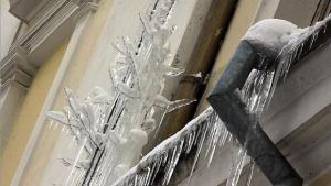 Откъртена снежна маса счупи черепа на мъж в центъра на