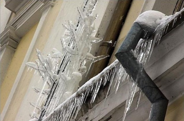 Откъртена снежна маса счупи черепа на мъж в центъра на София