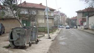 Комисия прави оглед на уличните дупки почва изкърпване