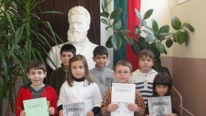 Първокласници победиха в състезание на името на Апостола