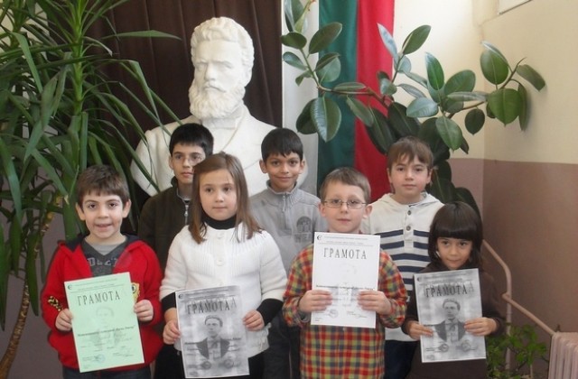 Първокласници победиха в състезание на името на Апостола