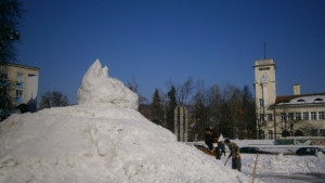 Снежна котка в центъра на Габрово