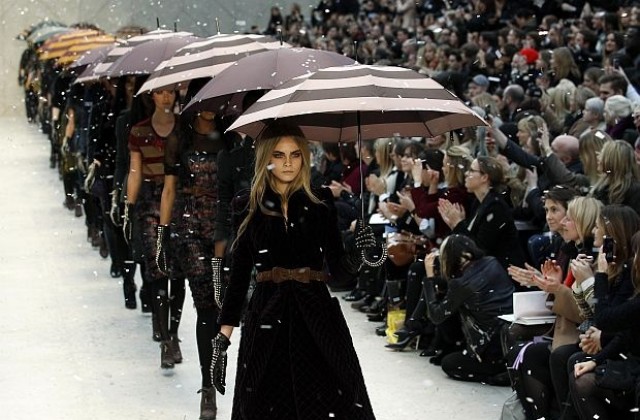 Гръмотевици и лошо време на модния подиум на Burberry
