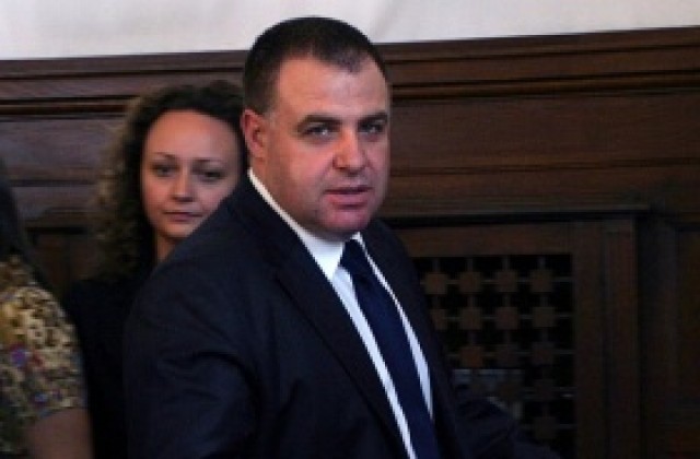 Министър Найденов дава свидетелството за съдимост на Георги Харизанов за проверка