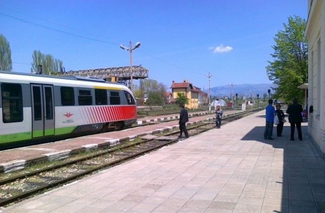 От 10 дни жителите на Церовица са без влак
