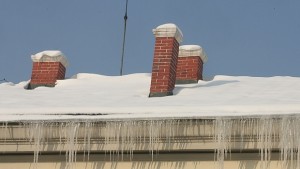 Служители на КООРС следят за почистване на ледени висулки