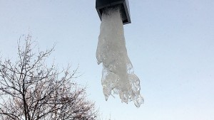 Общината призова столичани да изчистят снега и висулките от покривите