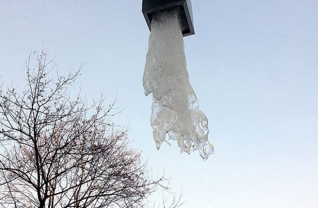 Общината призова столичани да изчистят снега и висулките от покривите