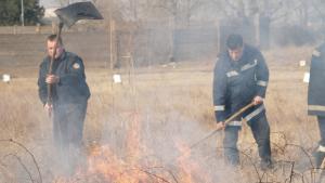Гасят пожар в Аспарухово