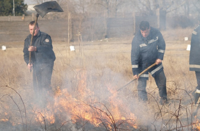 Гасят пожар в Аспарухово