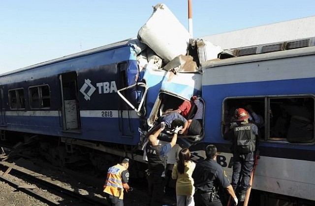 Близо 50 души загинаха и стотици са ранени при влакова катастрофа в Буенос Айрес